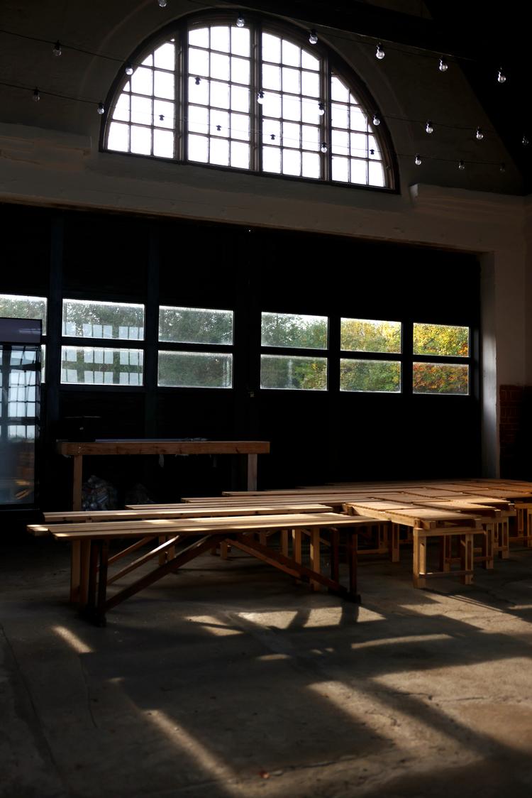 I august blev der holdt bryllupsfest i hallen, hvor der engang stod en generator. På Lolland og Falster kan man stadig finde nedlagte elværk, menighedshuse og skoler, der kan købes uden bopælspligt. Foto: Marcus Emil Christensen