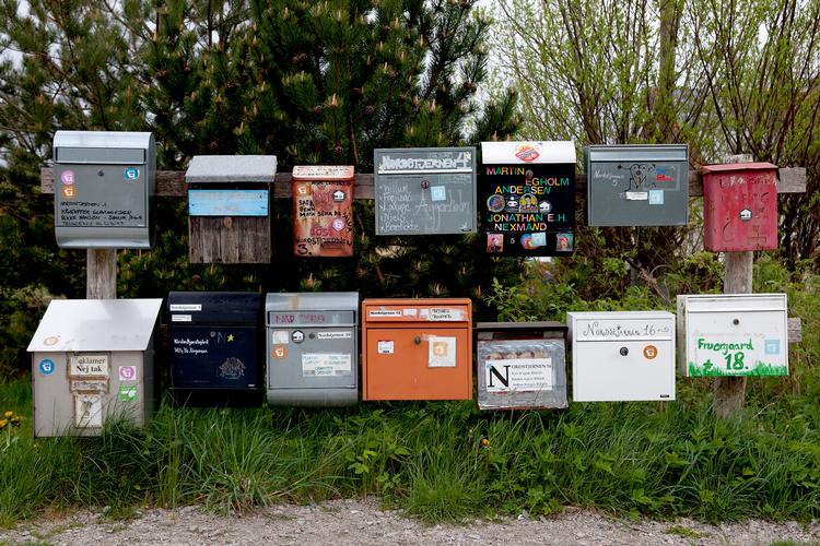 Postkasser på stribe. Et drømmebillede for en vandrende amatøromdeler af politiske budskaber. Foto: Finn Frandsen