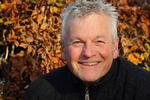 Thrillerforfatter Michael Larsen følger nøje udviklingen i fortælleformer på streamningtjenesterne, hvor de lange serier giver seeren en fornemmelse af at læse en roman. Han har lige genset favoritten, første sæson af ’True Detective’.  Foto: Maika Pi Padsen