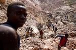   Arbejdet i minerne, her i en kobalt-mine i DR Congo, er hårdt og livsfarligt. Men arbejderne nyder ikke godt af de gigantiske værdier, de skaber. De ender i korrupte lederes hænder.    Foto: Baz Ratner/Ritzau Scanpix