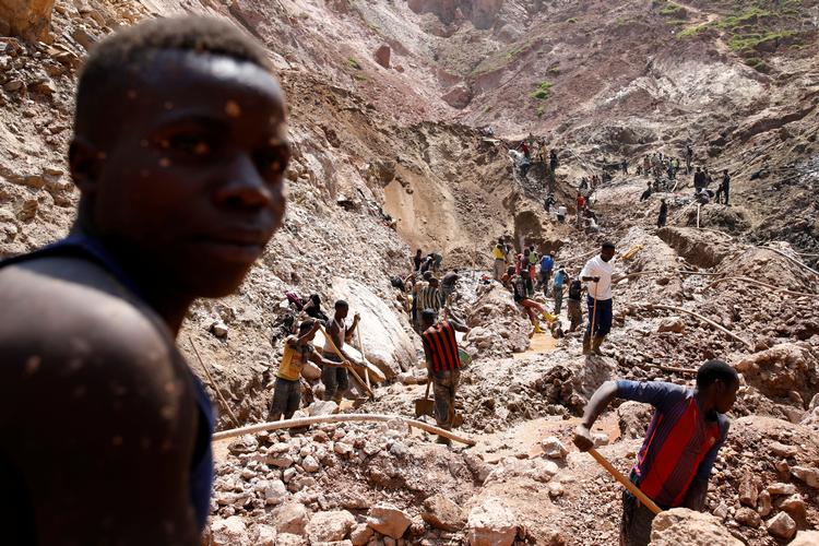   Arbejdet i minerne, her i en kobalt-mine i DR Congo, er hårdt og livsfarligt. Men arbejderne nyder ikke godt af de gigantiske værdier, de skaber. De ender i korrupte lederes hænder.    Foto: Baz Ratner/Ritzau Scanpix