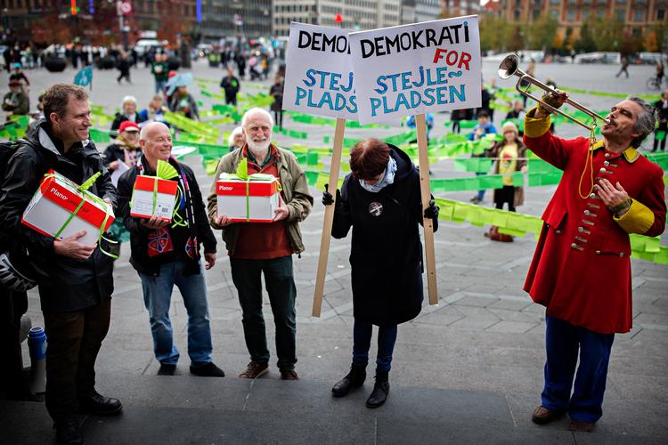     Protesterende københavnere ved afleveringen af over 50.000 underskrifter mod byggeri på Amager Fælled og Stejlepladsen på Københavns rådhus. Borgerne synes mere optaget af naturen i Danmark end politikerne.  Foto Martin Lehmann