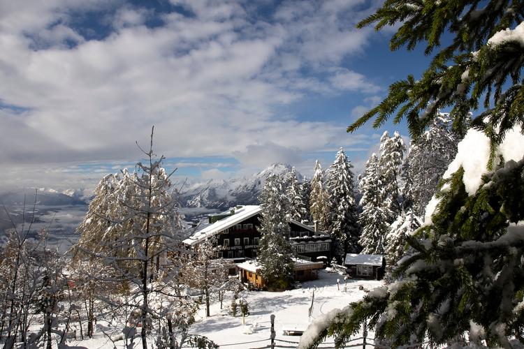 Bio-Hotel Grafenast ligger på en bjergside i Tyrol. Bag husgavlen ses tinderne på Karwendel-bjergkæden. Foto: Karin Møller-Olsen