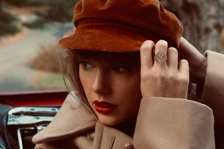 Taylor Swift har netop genindspillet og genudgivet sit prisvindende album 'Red', der blandt andet rummer en 10 minutter lang version af sangen 'All Too Well', som af mange betragtes som hendes svendestykke som sangskriver. 