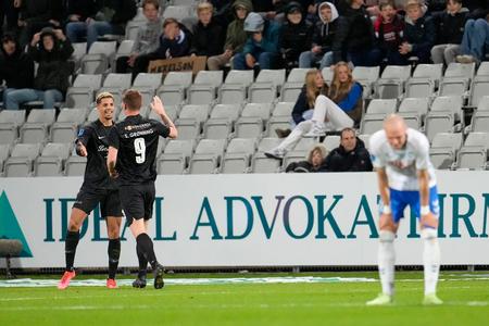 Sebastian Grønning (9) har netop bragt gæsterne foran 2-0. Foto: Frank Cilius/Ritzau Scanpix