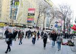 Østrigere på den berømte Mariahilferstrasse i Wien i går.  Foto: Joe Klamar/Ritzau Scanpix