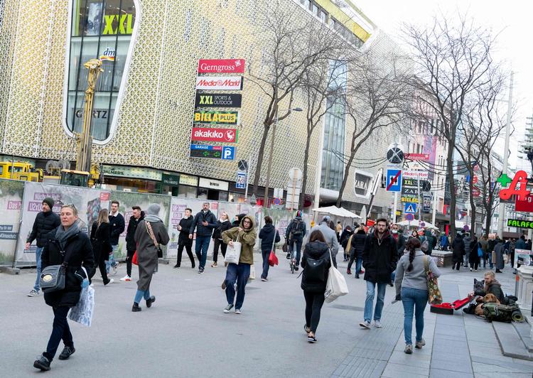 Østrigere på den berømte Mariahilferstrasse i Wien i går.  Foto: Joe Klamar/Ritzau Scanpix