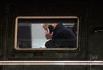 Joe Biden taler i telefon fra præsidenthelikopteren 'Marine One' i går, inden han tog på weekend hjemme i Delaware.  Foto: Olivier Douliery/Ritzau Scanpix