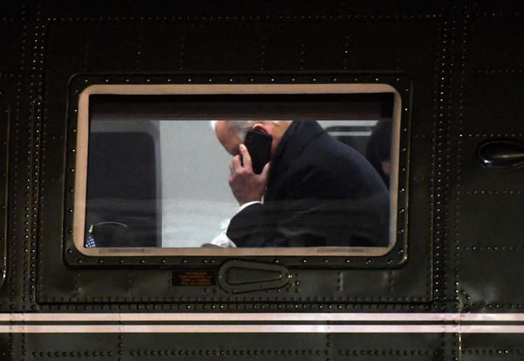 Joe Biden taler i telefon fra præsidenthelikopteren 'Marine One' i går, inden han tog på weekend hjemme i Delaware.  Foto: Olivier Douliery/Ritzau Scanpix