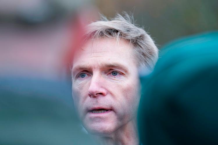 Kristian Thulesen Dahl ankommer til mødet. Dansk Folkepartis hovedbestyrelses holder ekstraordinært møde om formand Kristian Thulesen Dahls ønske om at trække sig, på Trinity Hotel &amp; Konference Center i Fredericia, lørdag den 20 november 2021.. (Foto: Claus Fisker/Ritzau Scanpix) Foto: Claus Fisker/Ritzau Scanpix