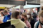 Folk forlader Hartsfield-Jackson Atlanta International Lufthavn efter skyderiet.  Foto: Twitter/mohiterajas/Ritzau Scanpix