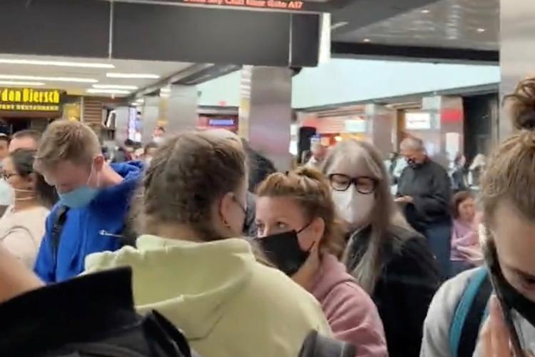 Folk forlader Hartsfield-Jackson Atlanta International Lufthavn efter skyderiet.  Foto: Twitter/mohiterajas/Ritzau Scanpix