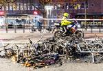 På dette billede fra i går ses afbrændte cykler efter demonstration mod coronarestriktioner kom ud af kontrol i Rotterdam.  Foto: Jeffrey Groeneweg/Ritzau Scanpix