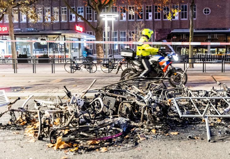 På dette billede fra i går ses afbrændte cykler efter demonstration mod coronarestriktioner kom ud af kontrol i Rotterdam.  Foto: Jeffrey Groeneweg/Ritzau Scanpix