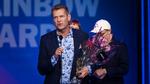 Søren Brostrøm blev kåret til Årets LGBT+-person ved Rainbow Awards i Cirkusbygningen, og takkede ved blandt andet at tale om stoltheden og glæden ved at blive forelsket i mænd.  Foto: TV 2