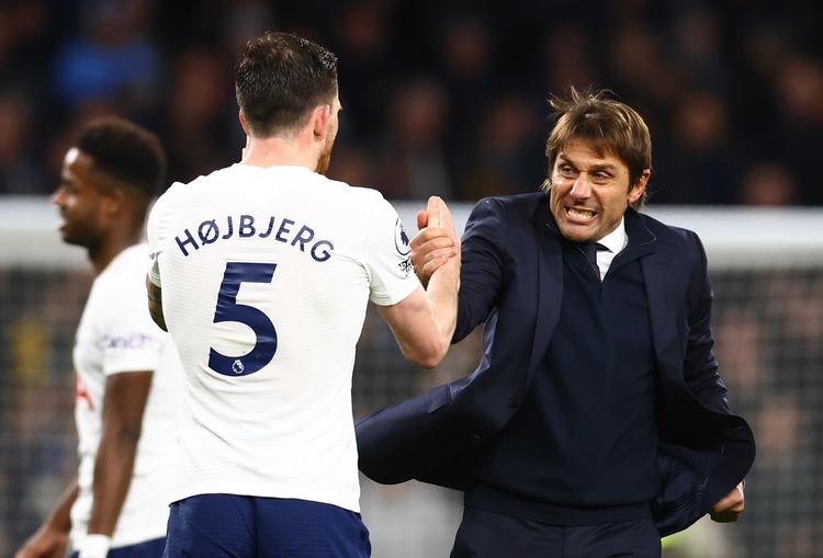 Tottenham-manager Antonio Conte var tilfreds med  Pierre-Emile Højbjerg efter 2-1-sejren over Leeds. Foto: David Klein/Ritzau Scanpix