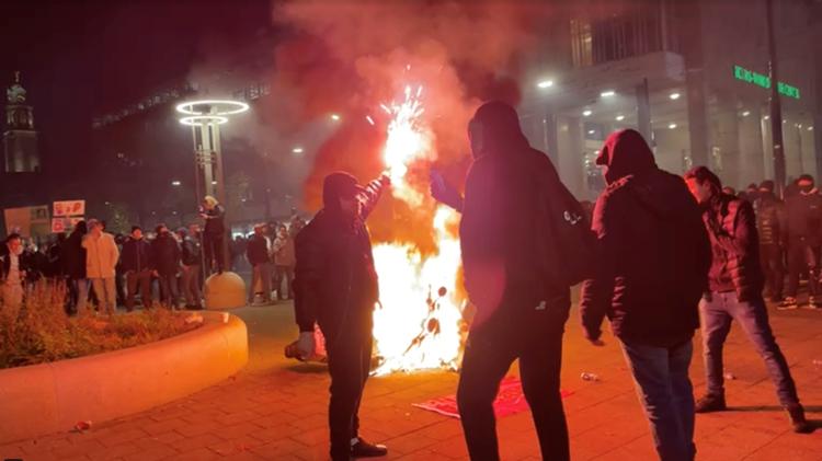 Holland er ramt af uroligheder på grund af utilfredshed med regeringens coronarestriktioner. I Rotterdam blev 55 anholdt fredag, og i løbet af weekenden spredte uroen sig til flere byer. Foto: Sven Simcic - Video In Verzet/Ritzau Scanpix