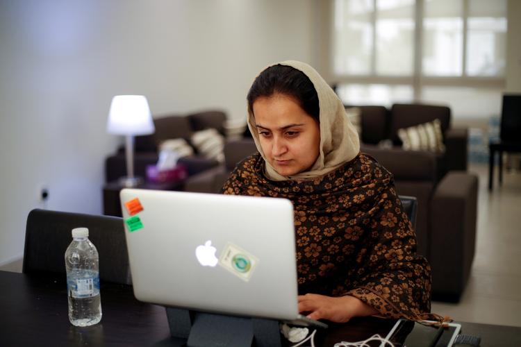 Beheshta Arghand skabte historie, da hun i en nyhedsudsendelse interviewede en repræsentant for Taleban kort efter Kabuls fald. Nu har hun forladt landet af frygt for egen sikkerhed. Fremover skal nyhedsværter på tv bære hijab, ligesom Beheshta Arghand gjorde. Foto: Hamad I Mohammed/Ritzau Scanpix