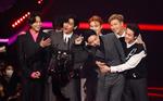 BTS på scenen for at modtage årets hovedpris ved American Music Awards. Foto: Mario Anzuoni/Ritzau Scanpix