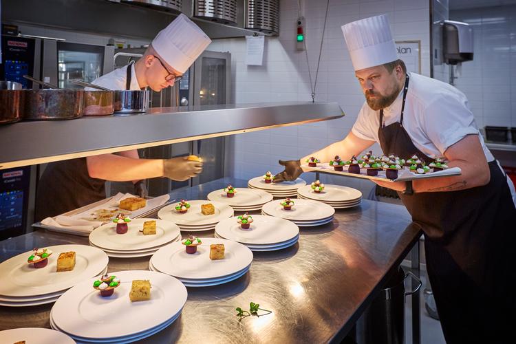 Det er især i hotel- og restaurationsbranchen, at der er kommet mange nye i job. Billedet her er fra restauranten Det Glade Vanvid, der ligger i Peak12 Hotel i Viborg. Foto: Morten Langkilde/Morten Langkilde