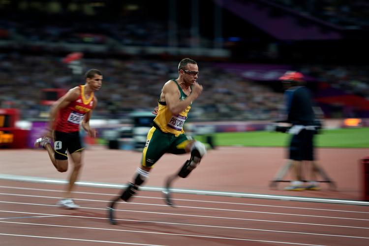 Paraatleten Oscar Pistorius skrev atletikhistorie, da han bl.a. deltog i disciplinen 400-meterløb ved OL i London i 2012. Men i 2013 blev ’Blade Runner’ kendt for andet end sin hurtighed, da han dræbte sin kæreste med fire pistolskud.  Foto: Thomas Sjørup