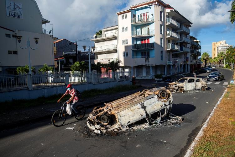     Afbrænding af biler og ejendomme, plyndring af butikker og skud mod politiet præger er dele af oprøret på øen Guadeloupe. Myndighederne frygter, at uroen breder sig til andre oversøiske franske områder. Foto: Ricardo Arduengo/Ritzau Scanpix