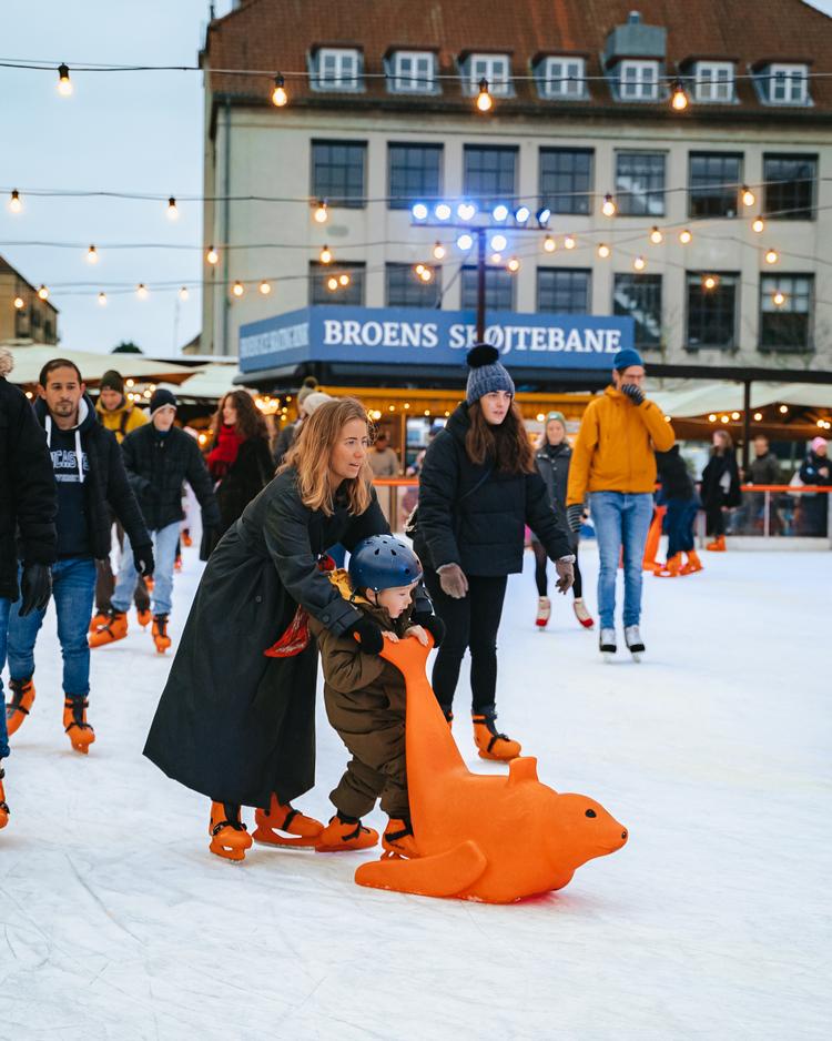 På Broens Skøjtebane på Christianshavn kan du få gratis skøjteundervisning. Foto: presse. 