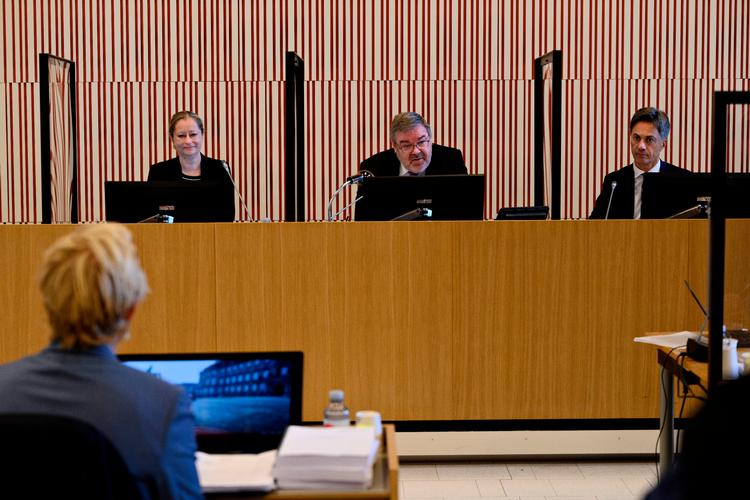 Landsdommer Michael Kistrup er i Minkkommissionen flankeret af de to andre medlemmer, professor Helle Krunke og advokat Ole Spiermann.
   Foto: Philip Davali/Ritzau Scanpix