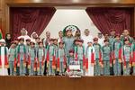 Generalmajor  Ahmed Naser Al-Raisi fra de Forenede Arabiske Emirater har oprettet en kampagneside for at blive valgt som præsident for Interpol. Her ses generalen centralt i billedet blandt børn sheiker og en enkelt kvinde. 