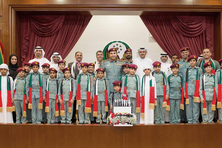 Generalmajor  Ahmed Naser Al-Raisi fra de Forenede Arabiske Emirater har oprettet en kampagneside for at blive valgt som præsident for Interpol. Her ses generalen centralt i billedet blandt børn sheiker og en enkelt kvinde. 