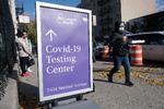 NEW YORK, NY - NOVEMBER 19: A sign outside of a hospital advertises COVID-19 testing on November 19, 2021 in New York City. On Friday vaccine advisers to the US Centers for Disease Control (CDC) and Prevention voted unanimously in recommending a booster shot of the COVID-19 vaccines for all adults in the United States six months after they finish their first two doses. Spencer Platt/Getty Images/AFP == FOR NEWSPAPERS, INTERNET, TELCOS &amp; TELEVISION USE ONLY == Foto: Spencer Platt/Ritzau Scanpix