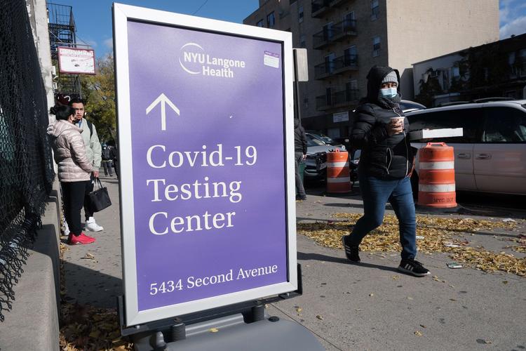 NEW YORK, NY - NOVEMBER 19: A sign outside of a hospital advertises COVID-19 testing on November 19, 2021 in New York City. On Friday vaccine advisers to the US Centers for Disease Control (CDC) and Prevention voted unanimously in recommending a booster shot of the COVID-19 vaccines for all adults in the United States six months after they finish their first two doses. Spencer Platt/Getty Images/AFP == FOR NEWSPAPERS, INTERNET, TELCOS &amp; TELEVISION USE ONLY == Foto: Spencer Platt/Ritzau Scanpix