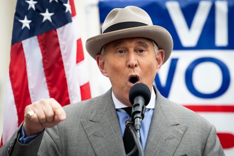 Roger Stone, tidligere lobbyist og rådgiver for Donald Trump, blev i november 2019 kendt skyldig i at have løjet over for Kongressen og obstrueret den særlige anklager Robert Muellers undersøgelse af russisk indblanding i USA's præsidentvalg i 2016 og senere idømt en fængselsstraf på 40 måneder. Stone blev siden benådet af Trump. Foto: Caroline Brehman/Ritzau Scanpix