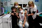 Israel begyndte mandag at vaccinere 5-11-årige mod coronavirus. Her er det 11-årige Gal, der får et stik i Tel Aviv. Foto: Corinna Kern/Ritzau Scanpix