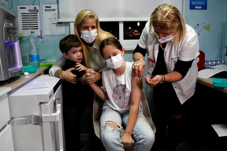 Israel begyndte mandag at vaccinere 5-11-årige mod coronavirus. Her er det 11-årige Gal, der får et stik i Tel Aviv. Foto: Corinna Kern/Ritzau Scanpix
