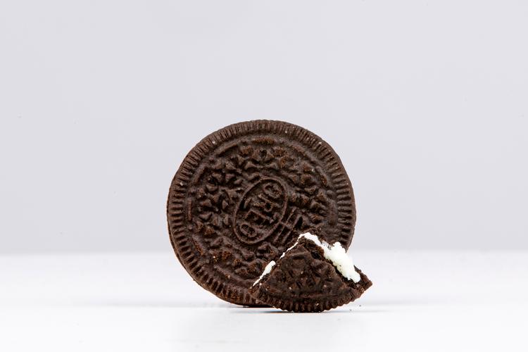 To kakaokiks med creme imellem findes i mange varianter. Den originale Oreo og testens billigste variant er dommernes favoritter.  Foto: Miriam Dalsgaard
