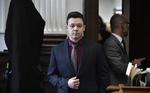     KENOSHA, WISCONSIN - NOVEMBER 19: Kyle Rittenhouse enters the courtroom to hear the verdicts in his trial prior to being found not guilty on all counts at the Kenosha County Courthouse on November 19, 2021 in Kenosha, Wisconsin. Rittenhouse was found not guilty of all charges in the shooting of three demonstrators, killing two of them, during a night of unrest that erupted in Kenosha after a police officer shot Jacob Blake seven times in the back while being arrested in August 2020. Rittenhouse, from Antioch, Illinois, claimed self-defense who at the time of the shooting was armed with an assault rifle. Sean Krajacic - Pool/Getty Images/AFP == FOR NEWSPAPERS, INTERNET, TELCOS &amp; TELEVISION USE ONLY ==   Foto: Pool/Ritzau Scanpix