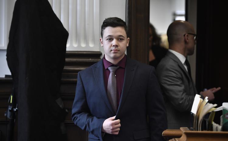     KENOSHA, WISCONSIN - NOVEMBER 19: Kyle Rittenhouse enters the courtroom to hear the verdicts in his trial prior to being found not guilty on all counts at the Kenosha County Courthouse on November 19, 2021 in Kenosha, Wisconsin. Rittenhouse was found not guilty of all charges in the shooting of three demonstrators, killing two of them, during a night of unrest that erupted in Kenosha after a police officer shot Jacob Blake seven times in the back while being arrested in August 2020. Rittenhouse, from Antioch, Illinois, claimed self-defense who at the time of the shooting was armed with an assault rifle. Sean Krajacic - Pool/Getty Images/AFP == FOR NEWSPAPERS, INTERNET, TELCOS &amp; TELEVISION USE ONLY ==   Foto: Pool/Ritzau Scanpix