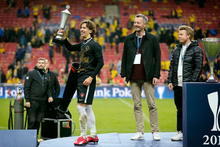 Arkivfoto: Politikens nye sportsredaktør Christian Heide-Jørgensen (i midten) ved pokalfinalen i 2019 mellem Brøndby og FC Midtjylland.. Foto: Jens Dresling