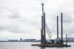 På billedet ses de spunsjern, som om få år skal bankes ned i havbunden i anlæggelsen af Lynetteholm. I efteråret foretog selskabet By &amp; Havn prøver på støjpåvirkninger og bundforhold, men kritikere mener, at der mangler svar på, hvad det samlede projekt vil have af konsekvenser for miljøet.  Foto: Annika Byrde
