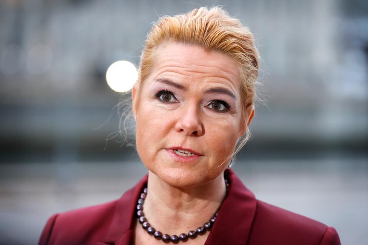 Inger Støjberg fotograferet i morges på vej til dagens møde i Rigsretten i Eigtveds Pakhus i København. Foto: Jens Dresling