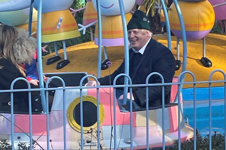 Boris Johnson under sit besøg med familien i Peppa Pig World i New Forrest i Sydengland i søndags.  Foto: George Edgar/Ritzau Scanpix