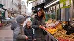 Børnene Henrik og Athene er med på indkøb i Paris, så de tidligt kan lære, at man skal spise sine co2-belastende mangofrugter helt op, når nu de er fløjet helt ind fra Peru.  Foto: Henrik Vandal