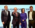 Tysklands nye kansler, Olaf Scholz (nr. 2 fra venstre) fra SPD, præsenterede sin nye regering sammen med Christian Lindner fra FDP, og de to ledere af De Grønne, Annalena Baerbock og Robert Habeck. Foto: Tobias Schwarz/Ritzau Scanpix
