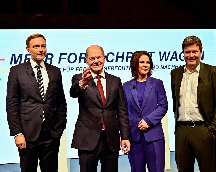 Tysklands nye kansler, Olaf Scholz (nr. 2 fra venstre) fra SPD, præsenterede sin nye regering sammen med Christian Lindner fra FDP, og de to ledere af De Grønne, Annalena Baerbock og Robert Habeck. Foto: Tobias Schwarz/Ritzau Scanpix
