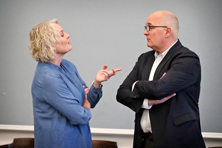 Elisa Rimpler trækker på sine egne erfaringer som pædagog, når hun skal skabe relationer som formand for Bupl. Her ses hun i samtale med den nu forhenværende forbundsformand for HK, Kim Simonsen. Foto: Jens Dresling