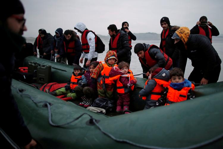    40 migranter med børn gør klar til at krydse Den Engelske Kanal ved Wimereux i det nordlige Frankrig. Antallet er eksploderet i 2021 i forhold til årene før.

 Foto: Gonzalo Fuentes/Ritzau Scanpix