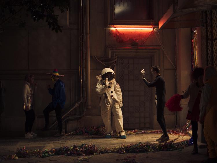 Da manden skal vælge karnevalsdragt, falder valget på astronautens ensomme gang på en fremmed planet. Framegrab 