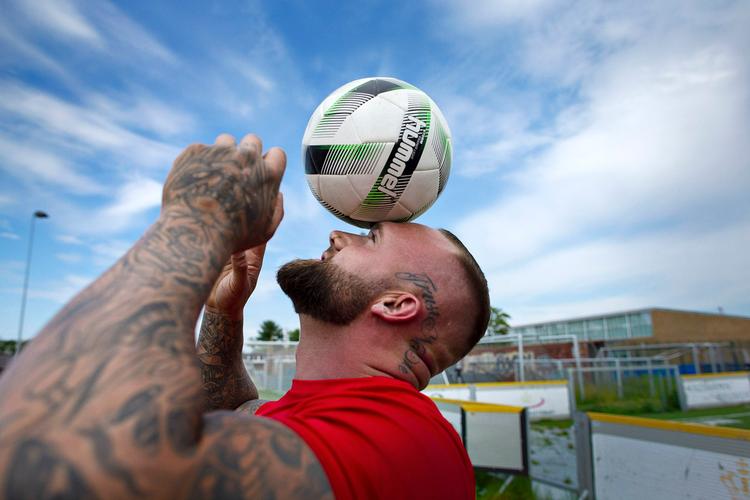 Efter et langt liv med cokemisbrug kæmper Danni nu for at holde sig clean ved hjælp af træning, stram kost og fodbold. Foto: 
Jeppe Gudmundsen-Holmgreen