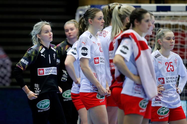  Skuffede danske spillere efter nederlaget til Kroatien i kampen om EM-bronze sidste år. Skuffelserne har været i overtal ved de sidste 7 slutrunder.   Foto: Jens Dresling